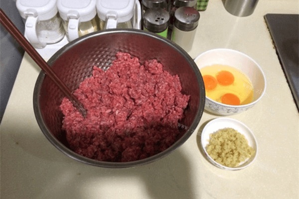 简单的炸牛肉丸做法图解1)