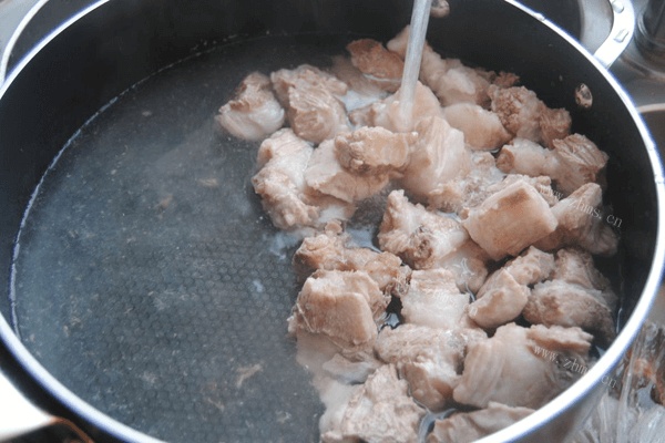 土豆烧排骨做法图解3)