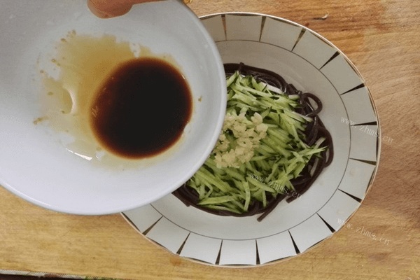 美味的凉拌蕨根粉做法图解5)