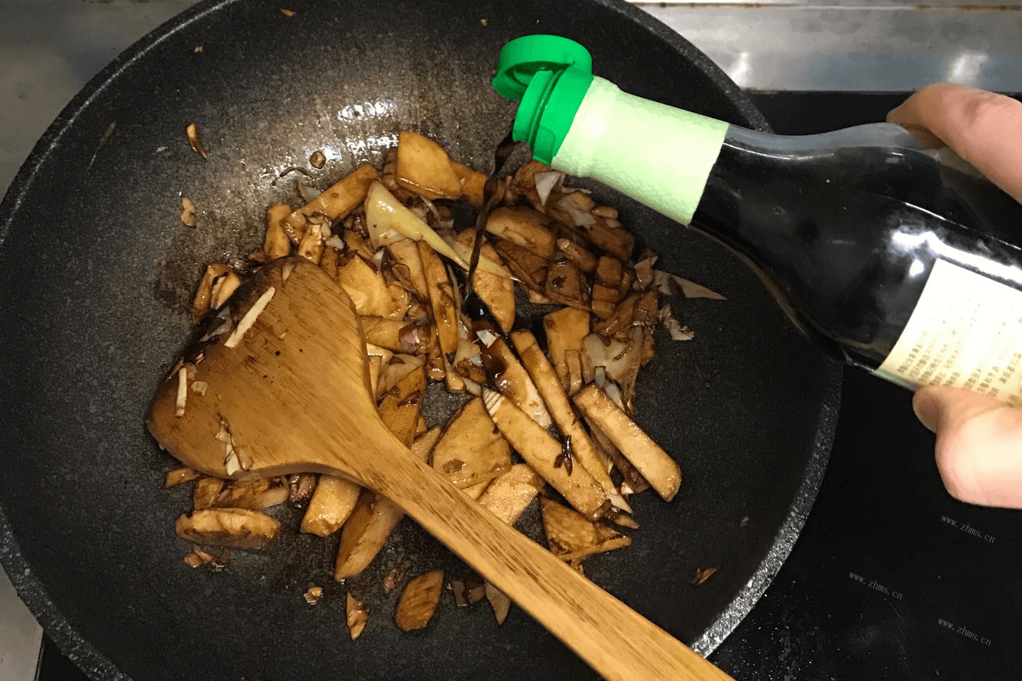 超级好吃的油焖冬笋做法图解6)