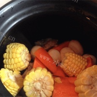 胡萝卜玉米排骨汤的做法图解五
