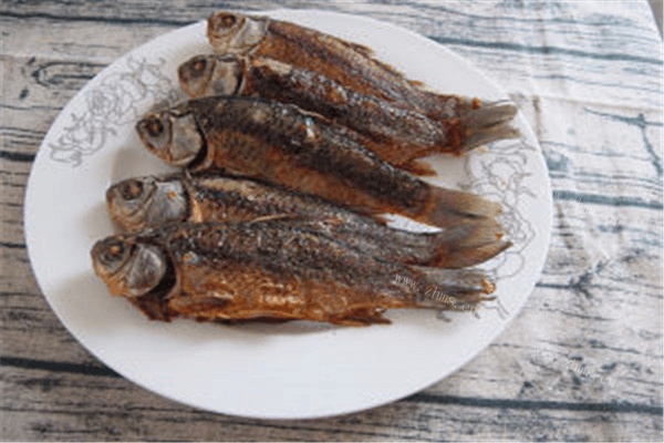 美味的香酥小鲫鱼做法图解4)