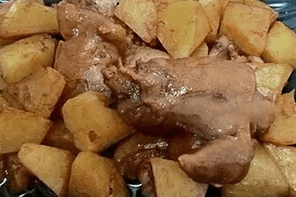 家常猪蹄子炖土豆做法图解5)