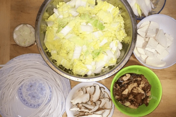 白菜炖肉做法图解1)