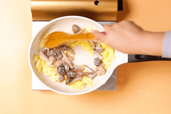 诱人的海鲜炒饭做法图解4)