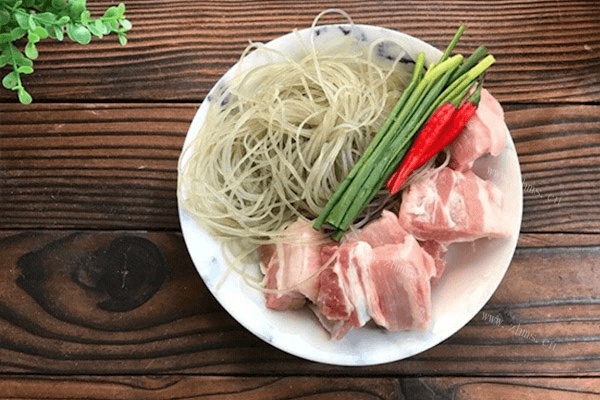 猪肉炖粉条做法图解1)