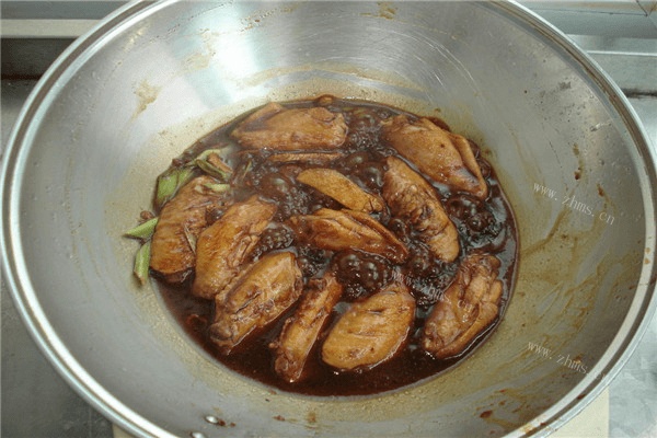 最简单的红烧鸡翅超级美味，咬一口外酥里嫩，口水忍不住啦做法图解4)