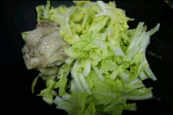 家常的大骨白菜炖豆腐做法图解4)
