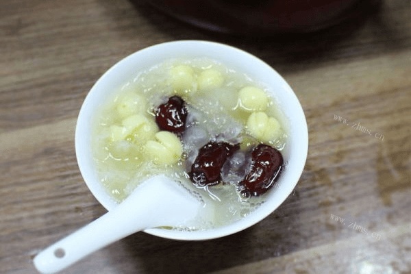 银耳莲子汤做法图解8)