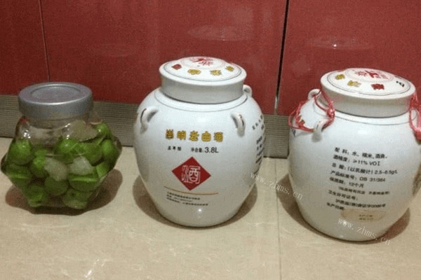 自酿梅子酒做法图解4)