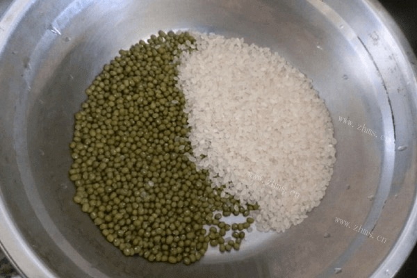 好吃的大米绿豆粥做法图解1)