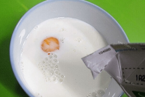 营养的纯牛奶蒸鸡蛋做法图解3)