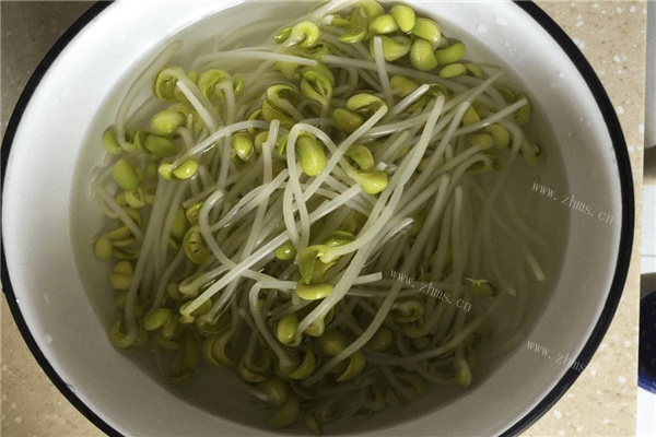凉拌黄豆芽的做法很是简单，可是小豆芽是巨大的美味，快试试吧。做法图解2)