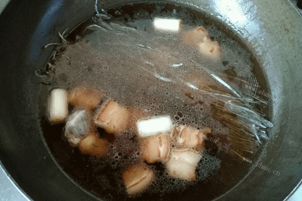 家常菜白菜猪肉炖粉条做法图解4)