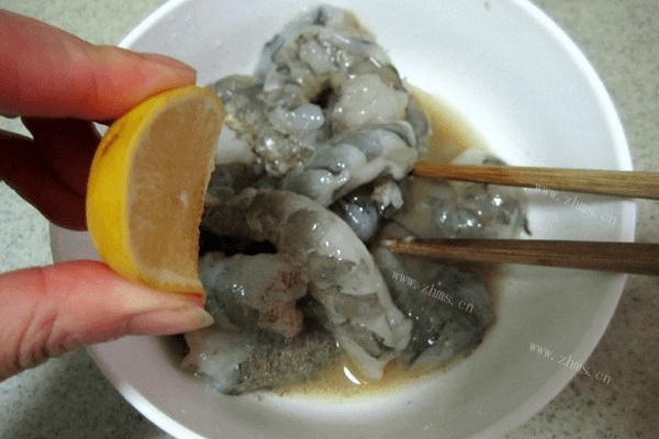 火爆的好吃的香辣虾球做法图解2)