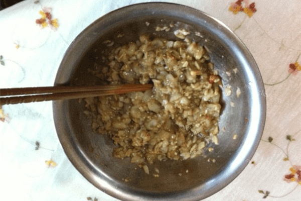 口感饱满的三鲜馅水饺做法图解2)