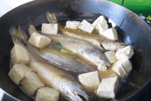 黄花鱼炖豆腐做法图解5)
