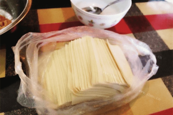 热腾腾的馄饨汤的做法做法图解1)