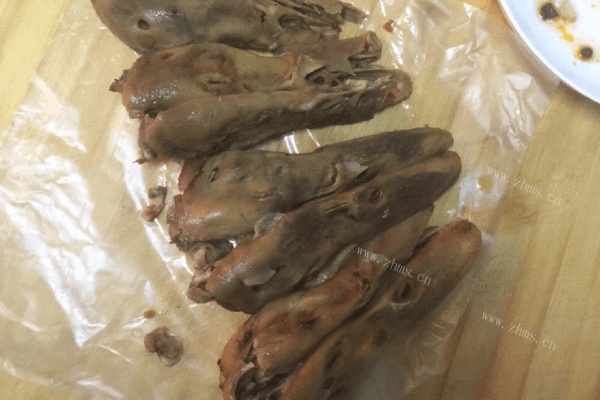 让人怀念的麻辣鸭头做法图解5)