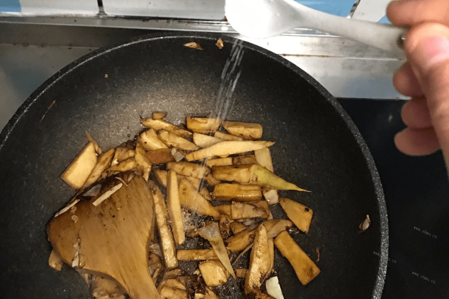 超级好吃的油焖冬笋做法图解7)