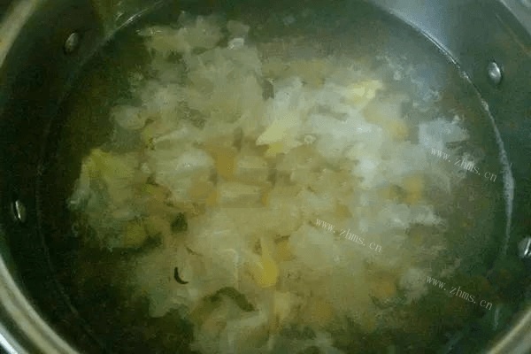 美味的百合莲子银耳汤做法图解4)