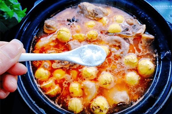 家常小炒-板栗炒鸡肉做法图解5)
