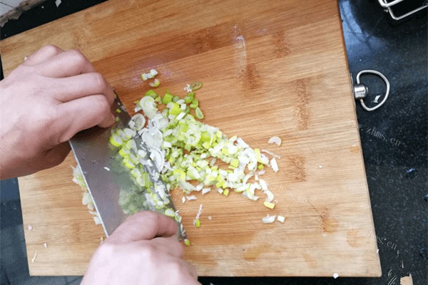 美味的白菜猪肉馅水饺做法图解3)
