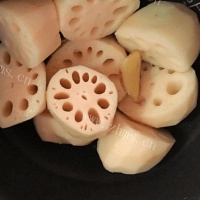 产妇进补汤品-莲藕玉米排骨汤的做法图解四