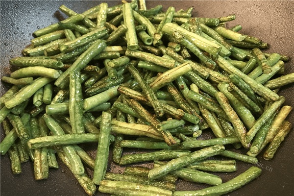 正宗川味干煸豆角（芽菜版）做法图解2)