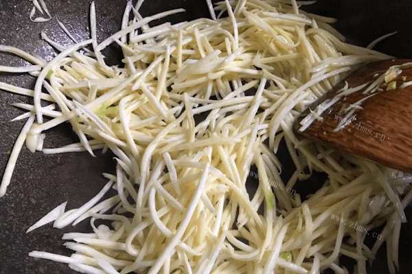 茭白肉丝做法图解2)