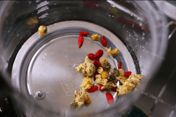 银耳菊花枸杞茶怎么制作呢做法图解2)