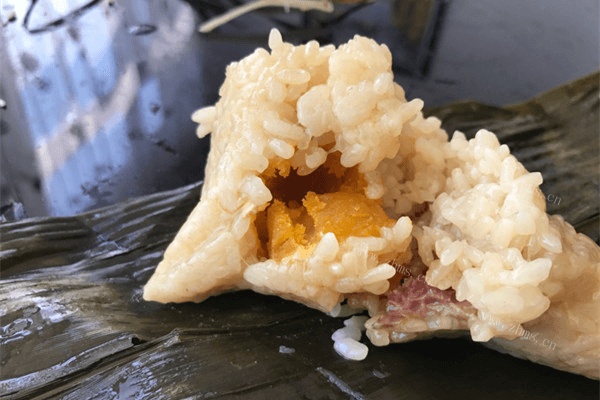 自制咸蛋黄鲜肉粽子做法图解7)