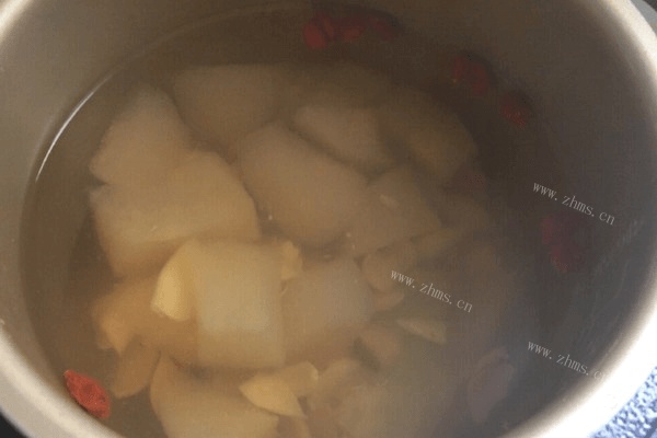 鲜美的雪梨百合肉丸汤做法图解4)