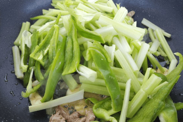 清淡的清炒芹菜做法图解2)