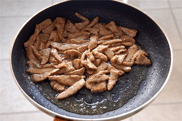小炒牛肉超好吃，美味营养，口水忍不住啦。做法图解5)