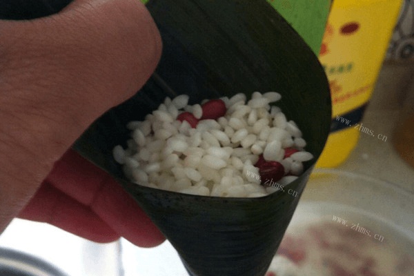 让人怀念的红豆粽子做法图解3)