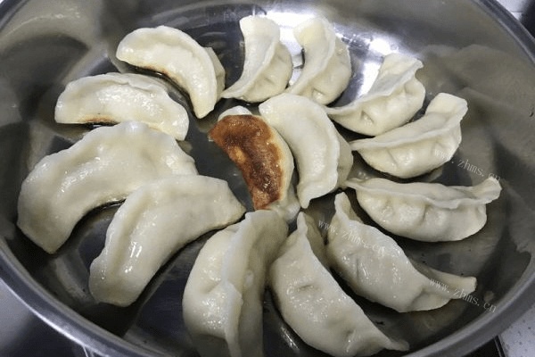 锅贴饺子新手的方法做法图解16)