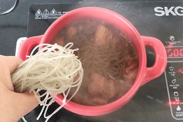 猪肉炖粉条做法图解5)