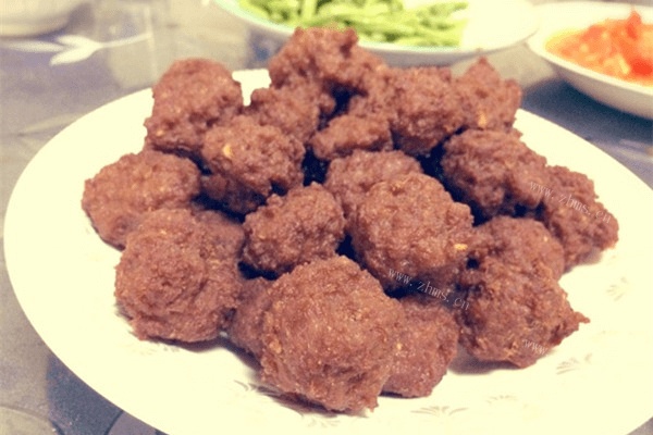 简单的炸牛肉丸做法图解6)