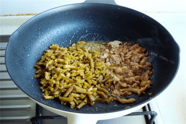 好吃的酸豆角炒粉条做法图解4)