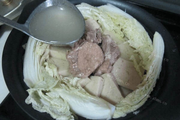 美味的白菜排骨汤做法图解5)