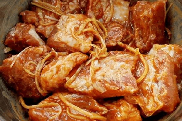 诱人的腐乳蒸排骨做法图解5)