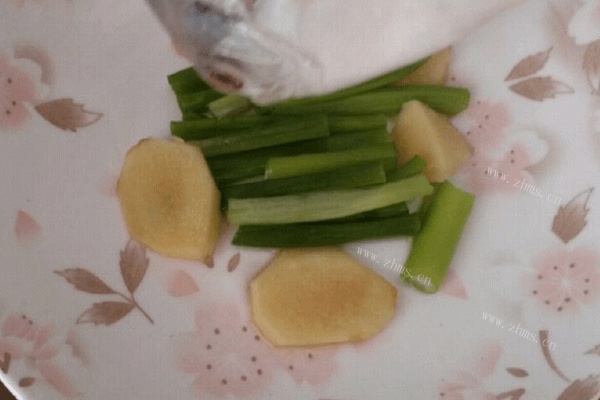 自制清蒸平鱼做法图解3)