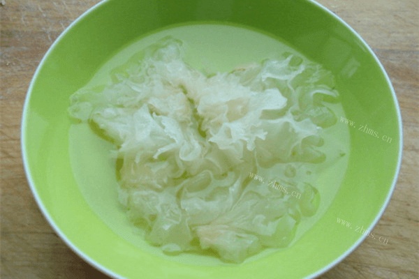 香喷喷的冰糖银耳汤做法图解2)