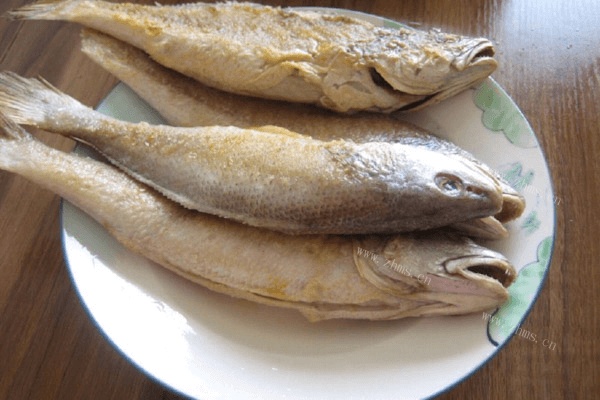 黄花鱼炖豆腐做法图解4)