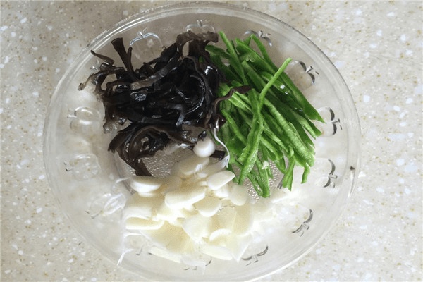 凉拌黄豆芽的做法很是简单，可是小豆芽是巨大的美味，快试试吧。做法图解4)