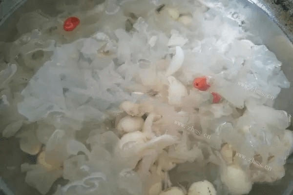 美味的百合莲子银耳汤做法图解5)