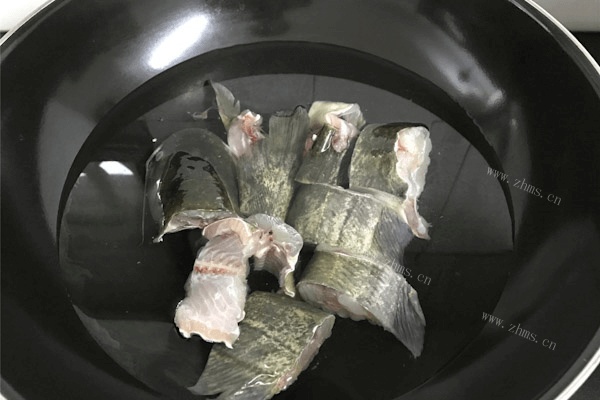水煮鲶鱼做法图解3)