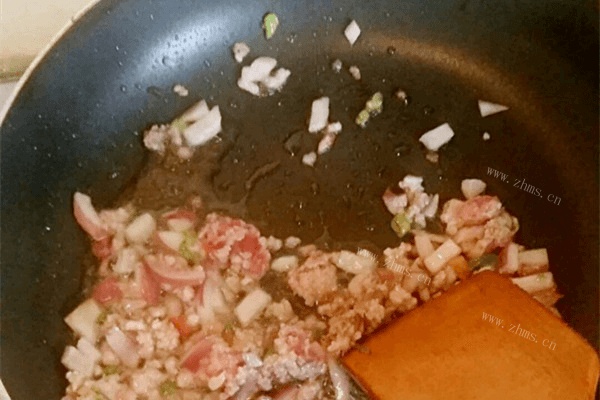 土豆肉酱意大利面做法图解3)