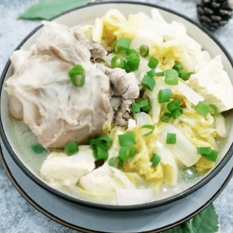 家常的大骨白菜炖豆腐